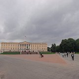 przed palacem krola
